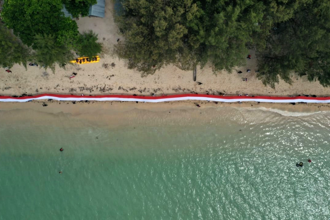 Pembentangan Kain Merah Putih di Pantai, Gedung Tinggi ...