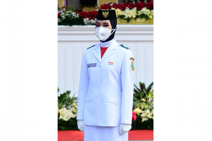 Sylvia Kartika Putri dari Provinsi Sumatera Utara dipercaya sebagai pembawa bendera Merah Putih.