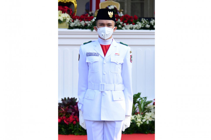 Muhammad Asri Maulana dari Provinsi Kalimantan Selatan yang bertugas sebagai pengerek bendera.