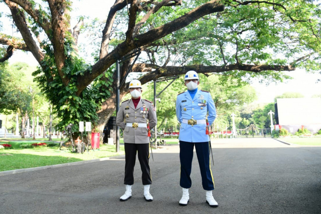 Bertindak selaku Komandan Upacara ialah Kombes Pol. Christ Reinhard Pusung, S.I.K. dan Brigadir Jenderal TNI Syafruddin, S.E., M.M., M.Tr. (Han). bertindak sebagai Perwira Upacara sore ini.