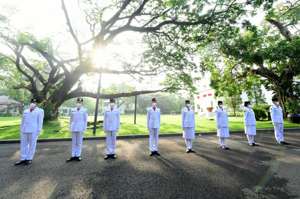 Tim Merauke bertugas dalam Upacara Penurunan Bendera Negara Sang Merah Putih di halaman Istana Merdeka, Jakarta.