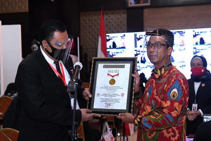 Penghargaan diserahkan Pendiri Muri Jaya Suprana secara simbolik oleh perwakilan Muri kepada Kepala Sekretariat Presiden Heru Budi Hartono. di Gedung III Kementerian Sekretariat Negara, Jakarta, pada Senin, 17 Agustus 2020. 