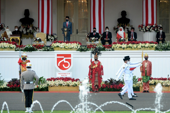 Presiden Joko Widodo dan Wakil Presiden Ma'ruf Amin mengikuti prosesi upacara penurunan bendera merah putih dalam rangka HUT ke-75 RI, di Istana Merdeka.