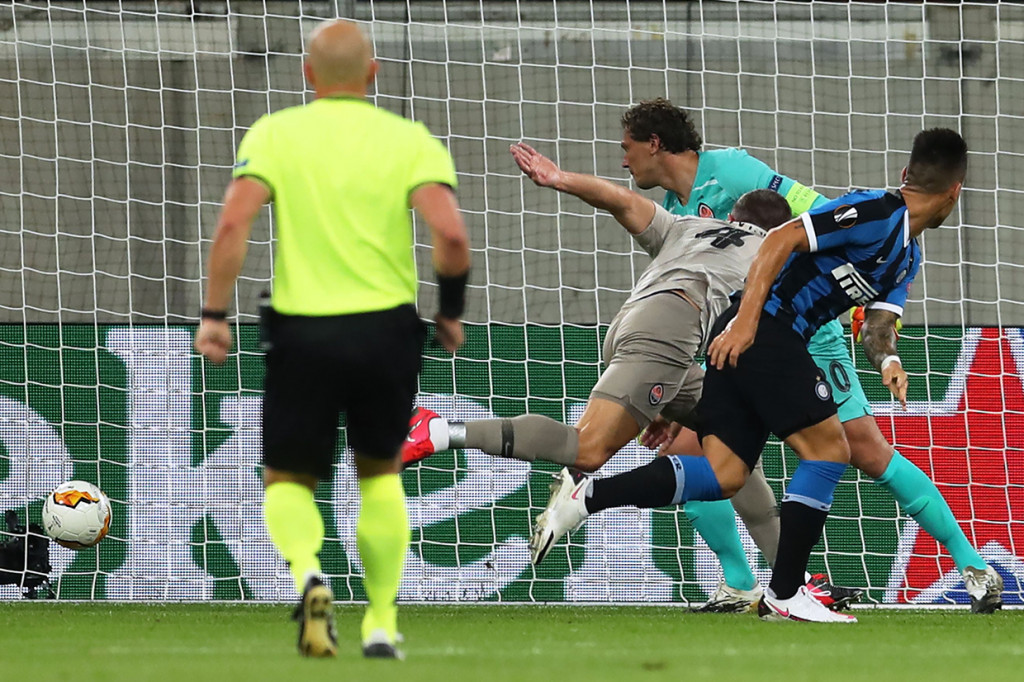 Memasuki pertengahan babak pertama Inter baru mampu mencuri gol pada menit ke-19. Umpan lambung Nicolo Barrella disambut sundulan akurat Lautaro Martinez yang menjebol gawang Andriy Pyatov.