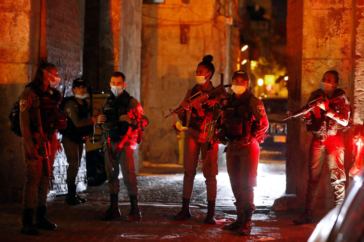 Saksi mata mengatakan mereka melihat terduga penyerang berlumuran darah dan terbaring di tanah setelah insiden itu. Belum diketahui identitas pelaku. 