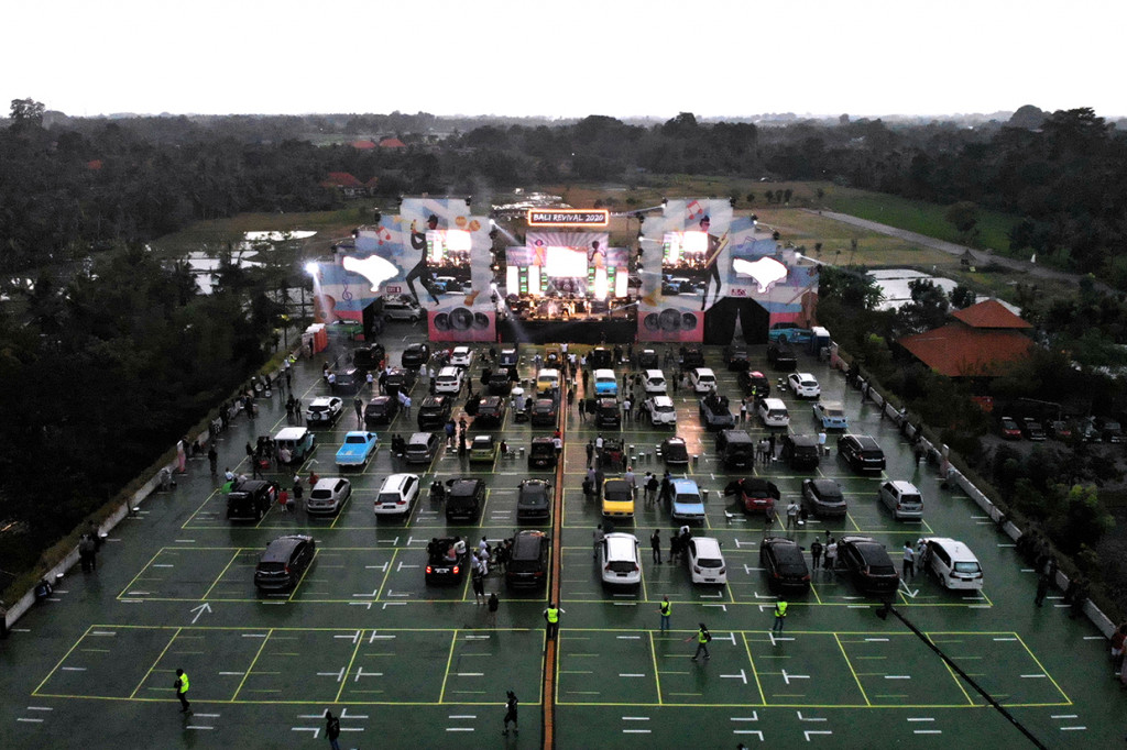 Sejumlah musisi dari berbagai aliran musik memeriahkan konser musik berkonsep 'drive-in' di Rooftop Monkey Forest, Ubud, Kabupaten Gianyar, Bali. Konser drive-in pertama kali yang diselenggarakan di Bali dan bertajuk Bali Revival: New Era Festival 2020 tersebut diselenggarakan pada 15-17 Agustus.