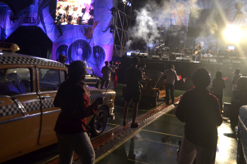 Penonton dapat menyaksikan konser dengan menempatkan mobilnya di garis kotak yang telah disediakan dan berbagai protokol kesehatan pencegahan covid-19 lainnya. 