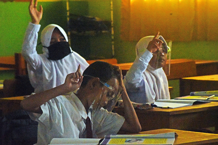 Pemda setempat mulai 18 Agustus memberlakukan kegiatan belajar tatap muka di sekolah tertentu yang memungkinkan penerapan protokol kesehatan dan di area zona hijau. Pembelajan tatap muka dievaluasi setiap pekan guna dijadikan bahan pertimbangan untuk menghentikan atau melanjutkan kegiatan tersebut.