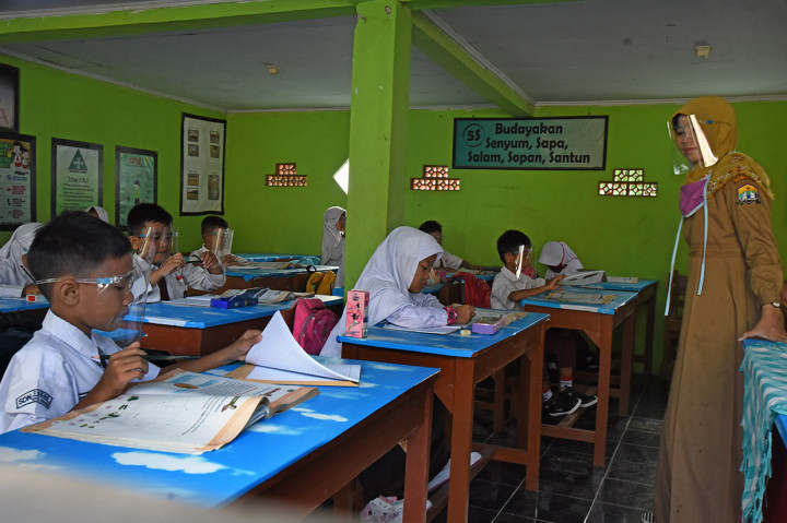 Siswa SD Negeri Curug, Serang, Banten, mengikuti kegiatan belajar mengajar tatap muka dengan menerapkan protokol kesehatan era normal baru (new normal), Selasa, 18 Agustus 2020.