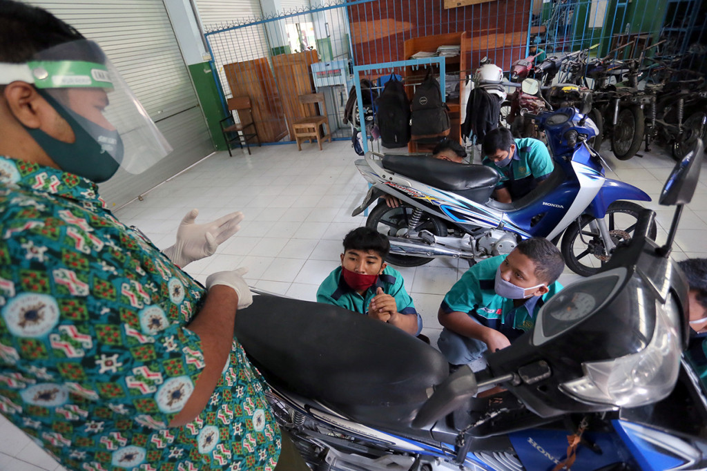 Pembelajaran tatap muka juga mulai digelar di SMK Islam 1 Blitar, Jawa Timur, Selasa.