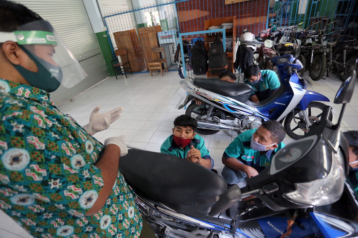 Pembelajaran tatap muka juga mulai digelar di SMK Islam 1 Blitar, Jawa Timur, Selasa.