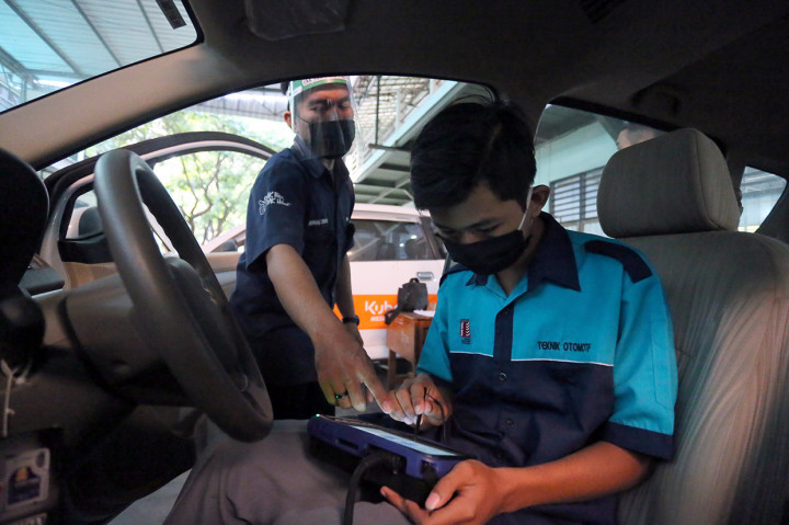 Pemprov Jatim memulai uji coba pembelajaran tatap muka di 90 sekolah tingkat SMA, SMK, dan SMALB di 30 kabupaten/kota, meskipun masih berstatus zona merah, orange, dan kuning.