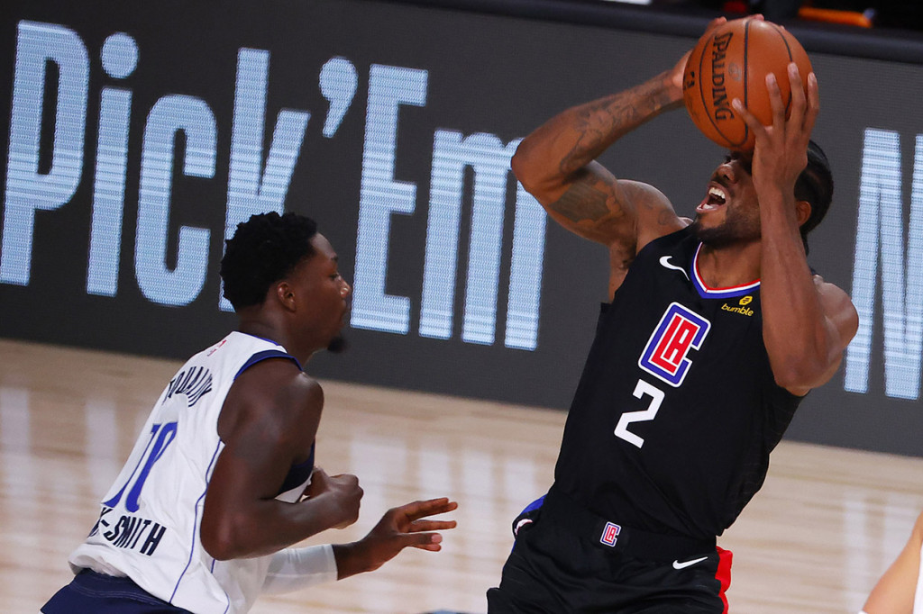 Kawhi Leonard mencetak 29 poin, 12 rebound, enam assist dan tiga steal untuk membantu Los Angeles Clippers meraih kemenangan 118-110 atas Dallas Mavericks dalam pertandingan pembukaan seri playoff putaran pertama Wilayah Barat, di Arena AdventHealth, Florida, Selasa, 18 Agustus 2020 WIB.