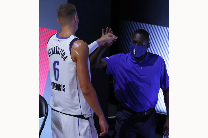 Kristaps Porzingis mencetak 14 poin dan enam rebound dalam 20 menit sebelum terusir saat tersisa 9:10 pada kuarter ketiga. Porzingis, yang juga melakukan pelanggaran teknik di pertengahan kuarter kedua, ditegur wasit untuk yang kedua ketika ia nimbrung dalam pertengkaran antara Doncic dan Morris.