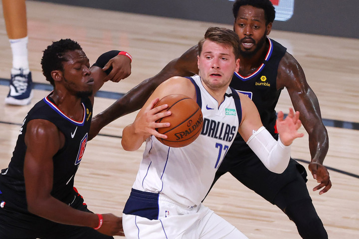 Di kubu Mavericks, Luka Doncic mencatat 42 poin, sembilan assist, tujuh rebound, dan tiga steal, mencetak rekor NBA untuk total poin tertinggi dalam debut postseason seorang pemain. Namun, pebasjet asal Slovenia ini juga melakukan 11 turnover, satu di bawah rekor postseason yang dibuat oleh James Harden dari Houston Rockets pada 2015.