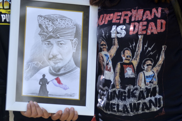 Warga membawa sketsa wajah drummer Superman is Dead I Gede Ari Astina alias Jerinx sebagai bentuk dukungan saat Jerinx menjalani pemeriksaan di Polda Bali, Denpasar, Bali, Selasa.