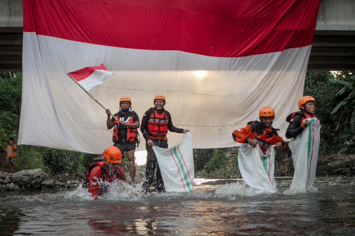 Tim Search and Rescue (SAR) Solo mengikuti lomba balap karung di Sungai Kali Anyar, Solo, Jawa Tengah.