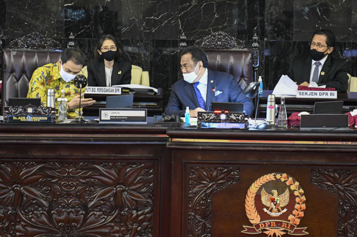 Pimpinan sidang Rachmat Gobel (kedua kanan) berbincang dengan Wakil Ketua DPR Azis Syamsuddin (kiri) disela Rapat Paripurna ke-2 Masa Persidangan 2020-2021 di Kompleks Parlemen, Senayan, Jakarta.