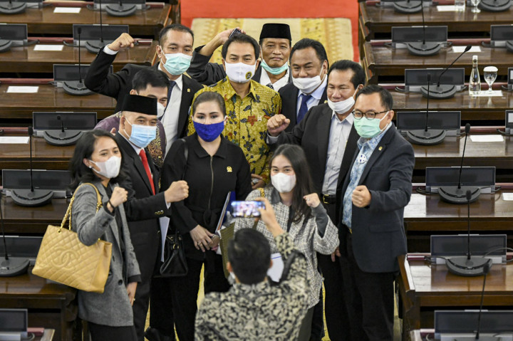 Sejumlah anggota DPR berfoto usai Rapat Paripurna ke-2 Masa Persidangan 2020-2021 di Kompleks Parlemen, Senayan, Jakarta.