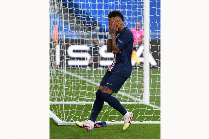 Sejak awal laga PSG lebih banyak menciptakan peluang berbahaya. Peluang pertama tercipta lewat sepakan Neymar pada menit ke-6. Sayang bola masih mengenai tiang gawang. 