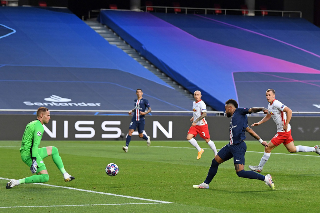 Semenit kemudian sapuan kiper Leipzig Peter Gulacsi mengenai Neymar. Bola masuk, tetapi wasit Bjorn Kuipers tidak mengesahkannya karena menganggap bola terlebih dahulu mengenai tangan pemain timnas Brasil tersebut.