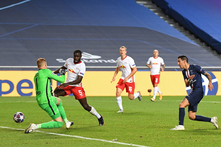Menjelang turun minum PSG menggandakan keunggulan dengan memanfaatkan sepakan kurang sempurna kiper Gulacsi. Bola jatuh dikuasai oleh Leandro Pardes, diteruskan ke Neymar, yang kemudian menjadi pemberi assist untuk dikonversi menjadi gol oleh Di Maria.