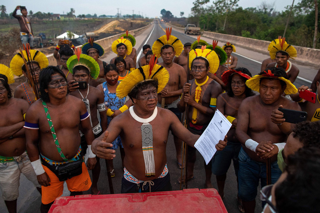 Sejumlah warga suku Amazon di Brasil menentang perintah pengadilan dan melanjutkan pemblokiran jalan raya utama melalui hutan hujan Amazon, pada Selasa, 18 Agustus 2020 waktu setempat. Mereka menuntut bantuan melawan virus korona baru dan diakhirinya penambangan ilegal dan deforestasi.