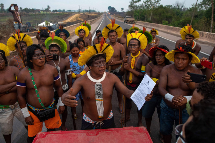 Sejumlah warga suku Amazon di Brasil menentang perintah pengadilan dan melanjutkan pemblokiran jalan raya utama melalui hutan hujan Amazon, pada Selasa, 18 Agustus 2020 waktu setempat. Mereka menuntut bantuan melawan virus korona baru dan diakhirinya penambangan ilegal dan deforestasi.