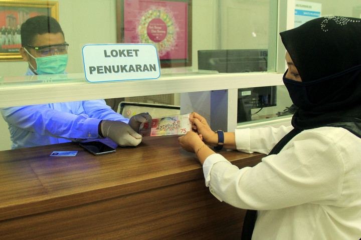Warga menukar uang baru pecahan 75.000 di Kantor Perwakilan (KPw) Bank Indonesia (BI) Sulbar, Mamuju, Sulawesi Barat, Rabu, 19 Agustus 2020.