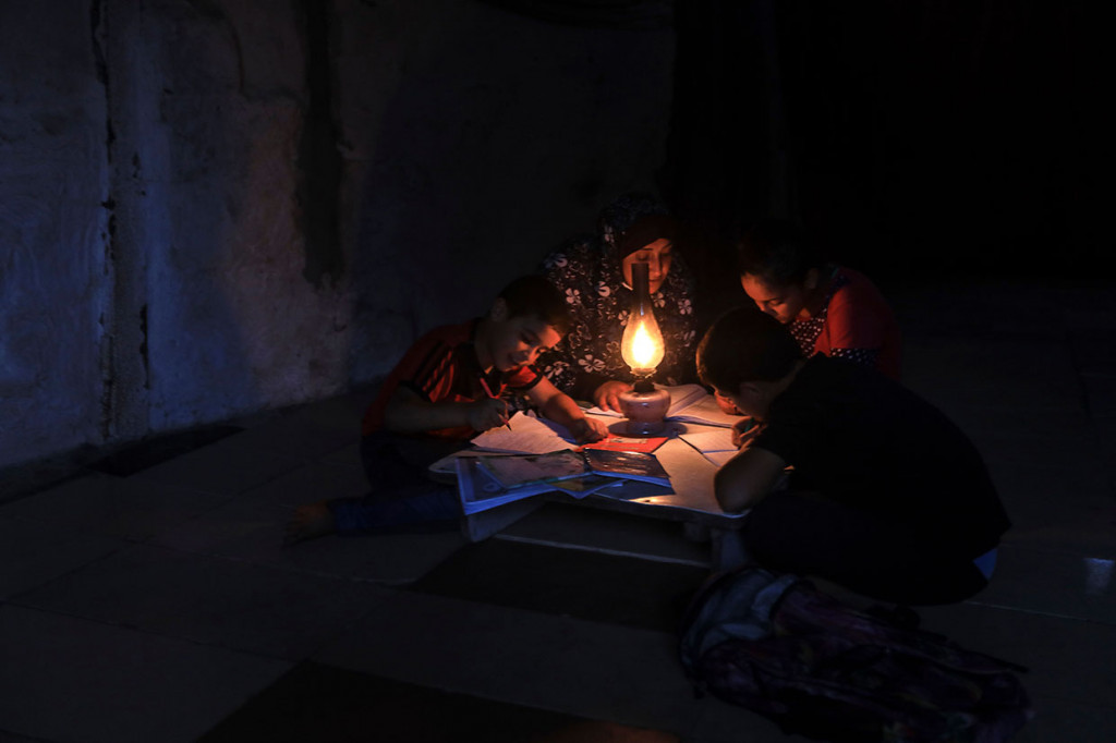 Satu-satunya pembangkit listrik di Gaza dimatikan pada Selasa, 18 Agustus 2020, kurang dari sepekan setelah Israel menangguhkan pengiriman bahan bakar ke wilayah kantung di Palestina tersebut untuk membalas aksi pengiriman balon pembakar.