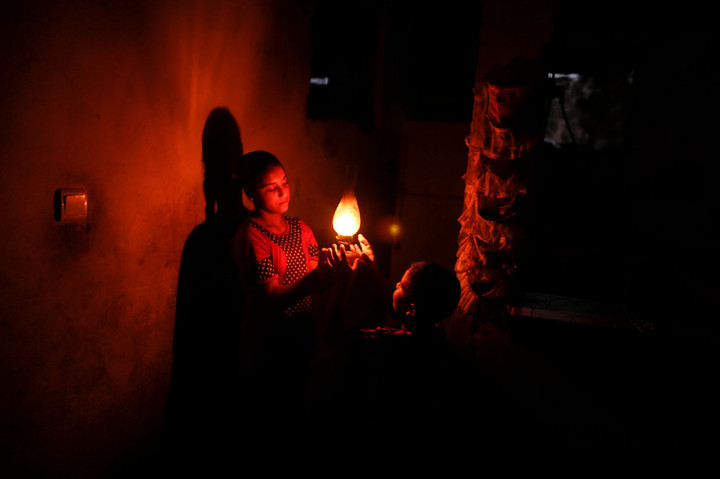 Rumah-rumah dan tempat usaha di Gaza kemudian mengandalkan generator untuk menambah aliran listrik mereka usai pemangkasan dilakukan, sehingga menambah pula tekanan finansial bagi masyarakat yang kebanyakan berada di bawah garis kemiskinan.