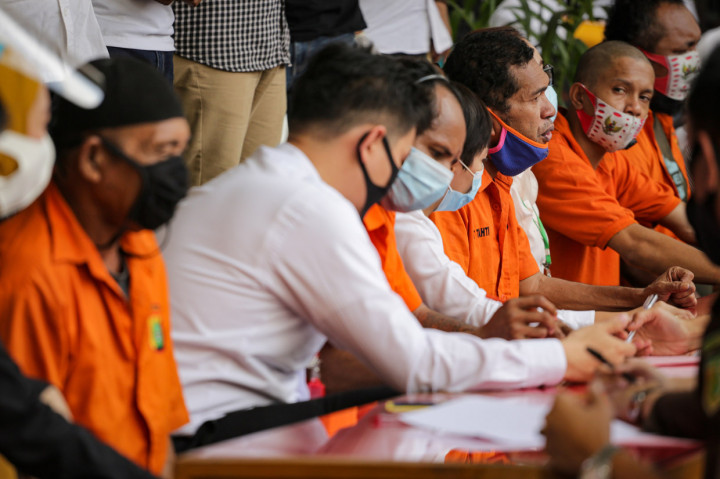 Sejumlah tersangka yang juga anak buah John Kei hadir saat penyerahan berkas perkara lengkap di Kejaksaan Negeri Tangerang, Banten.