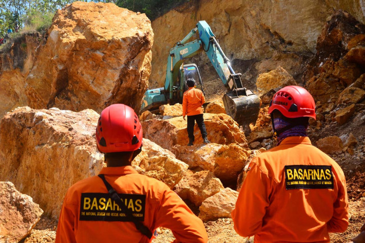 Petugas menggunakan alat berat untuk mencari korban bencana tebing longsor di lokasi galian C penambangan batu di desa Katekan, Brati, Grobogan, Jawa Tengah.