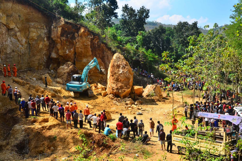 Akibat tebing longsor setingggi kurang lebih 15 meter itu menyebabkan tiga orang meningggal dunia dan dua orang selamat.
