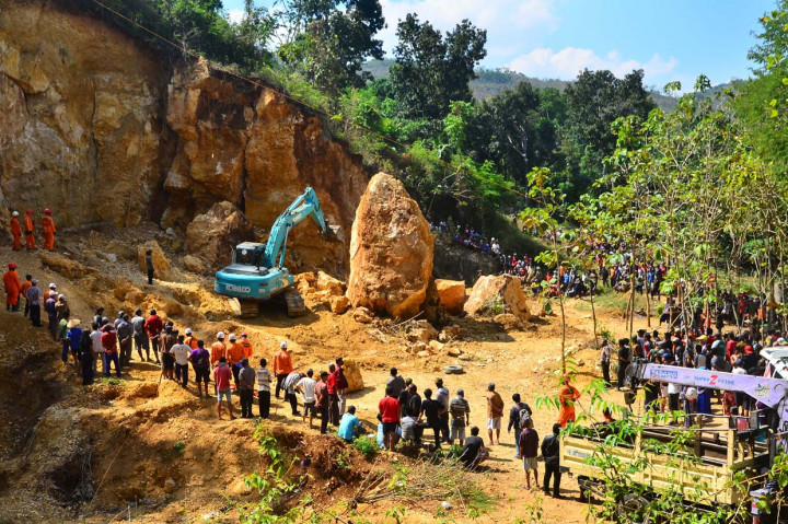 Akibat tebing longsor setingggi kurang lebih 15 meter itu menyebabkan tiga orang meningggal dunia dan dua orang selamat.