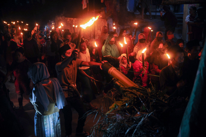 Puluhan warga mengikuti pawai obor di kaki Gunung Manglayang, Cileunyi, Kabupaten Bandung, Jawa Barat.
