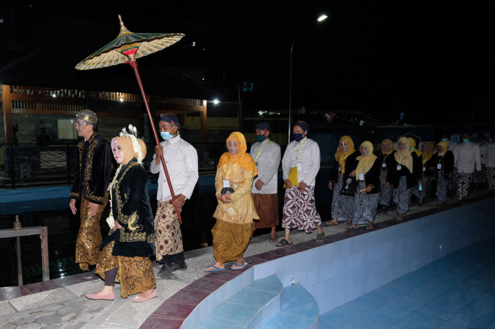 Tradisi menyambut satu Suro yang biasanya dihadiri ribuan orang, kali ini hanya dihadiri puluhan warga tertentu dan pemangku adat karena pandemi Covid-19 dan disiarkan secara virtual. ANTARA Foto/Anis Efizudin