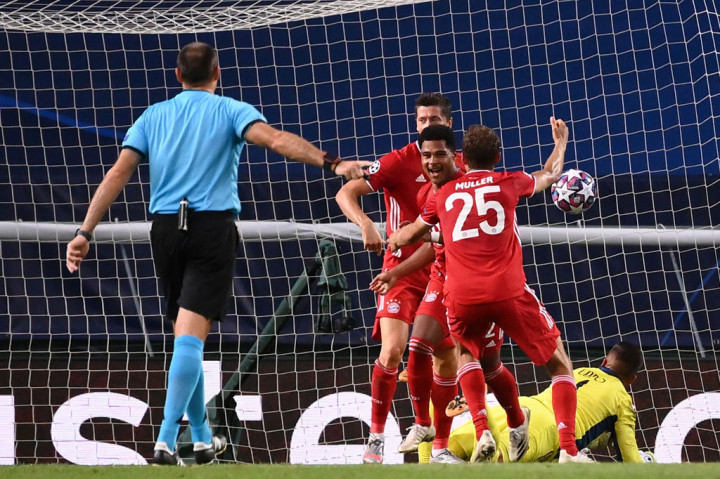 Pada menit ke-33, Lopes tak berkutik ketika ia hanya bisa menepis tembakan Robert Lewandowski tapi bola masih hidup dan mudah disontek oleh Gnabry untuk menggandakan keunggulan Bayern yang bertahan hingga turun minum.