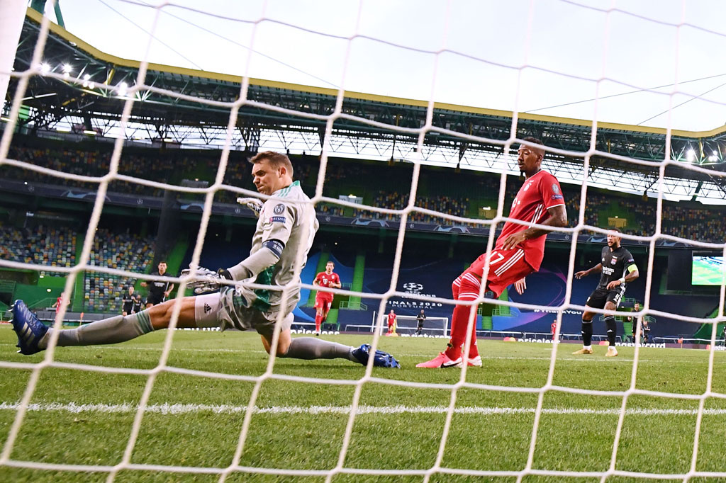 Lyon berusaha membalas di babak kedua, tepatnya pada menit ke-56 melalui situasi sepak pojok, tetapi bola tandukan Marcelo masih bisa diamankan oleh Neuer. Dua menit kemudian Neuer kembali melakukan penyelamatan gemilang untuk menghadang bola tembakan sentuhan pertama Toko Ekambi.