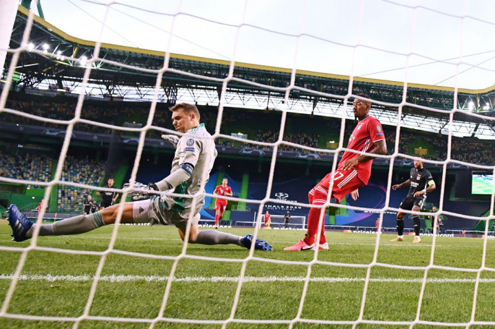 Lyon berusaha membalas di babak kedua, tepatnya pada menit ke-56 melalui situasi sepak pojok, tetapi bola tandukan Marcelo masih bisa diamankan oleh Neuer. Dua menit kemudian Neuer kembali melakukan penyelamatan gemilang untuk menghadang bola tembakan sentuhan pertama Toko Ekambi.