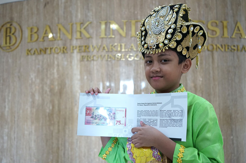 Aditya Perpatih menunjukkan Uang Peringatan Kemerdekaan (UPK) 75 tahun Kemerdekaan Indonesia senilai Rp75 ribu di Kantor Perwakilan (KPw) Bank Indonesia (BI) Provinsi Gorontalo di Kota Gorontalo, Gorontalo, Rabu, 19 Agustus 2020. 