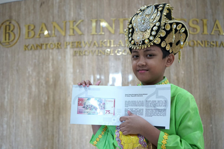 Aditya Perpatih menunjukkan Uang Peringatan Kemerdekaan (UPK) 75 tahun Kemerdekaan Indonesia senilai Rp75 ribu di Kantor Perwakilan (KPw) Bank Indonesia (BI) Provinsi Gorontalo di Kota Gorontalo, Gorontalo, Rabu, 19 Agustus 2020. 