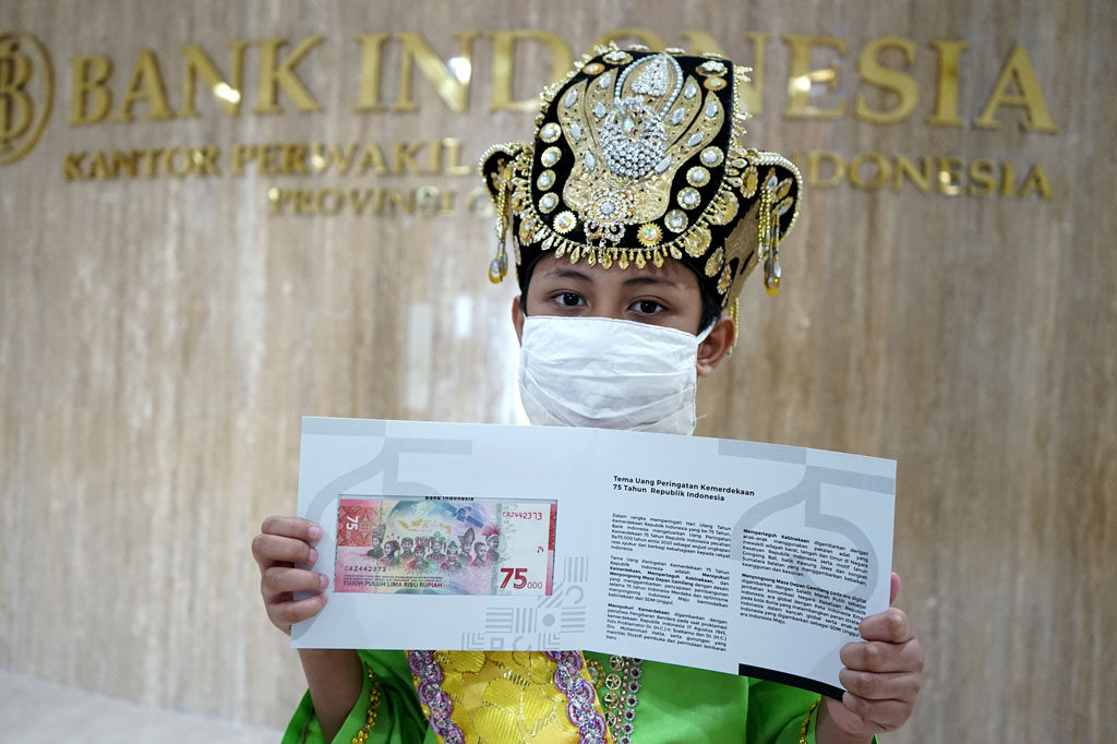 Aditya merupakan salah seorang anak yang mengenakan pakaian adat Gorontalo yaitu Makuta dan berada di posisi ketiga kanan dalam uang baru tersebut.