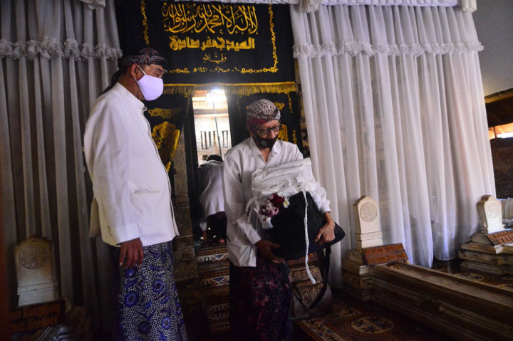 Tradisi yang digelar setahun sekali yang bertepatan pada 1 Muharam atau Satu Sura tersebut untuk memperingati Haul (wafat) Sunan Kudus yang merupakan salah satu wali sembilan (wali songo) tokoh penyebaran agama Islam di Jawa.