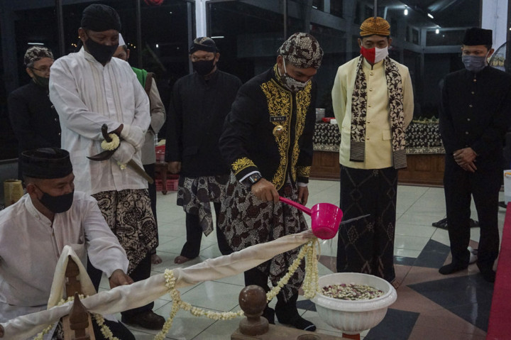 Sementara itu di Batang, Bupati Wihaji melaksanakan jamasan Tombak Abirawa, Rabu, 19 Agustus 2020 malam. Tombak Abirawa yang dikenal sebagai simbol Pusaka Abirawa tersebut dilakukan penjamasan setiap datangnya Tahun Baru Islam 1 Muharram atau satu Suro sebagai wujud 'nguri-nguri' budaya Jawa.