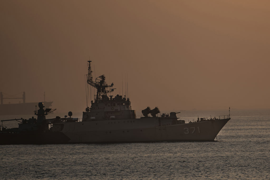 Sebelum mendaratkan prajurit marinir, manuver awal pertempuran laut, mengerahkan pesawat Bonanza G-36 dibantu Helicopter AS565 Panther menggempur pertahanan musuh sehingga membuka ruang gerak KRI mendekati pulau yang menjadi target perebutan.