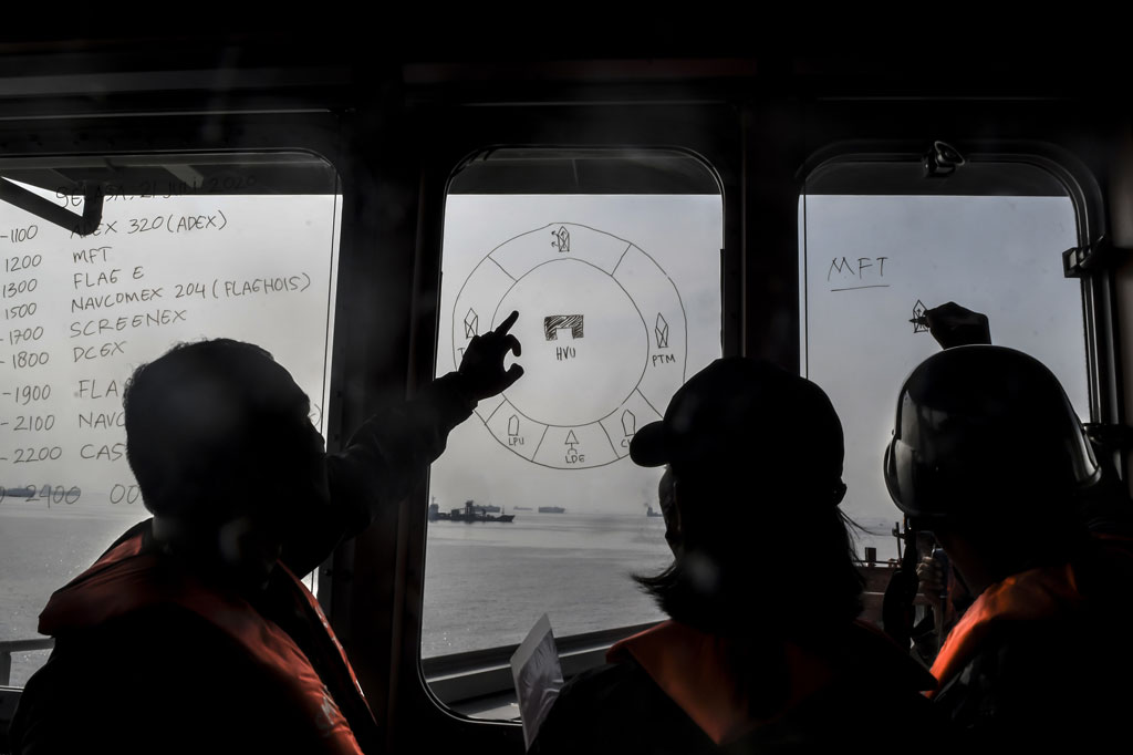 Dalam senyap malam, infiltrasi pasukan khusus melalui udara dan bawah air dilaksanakan Batalyon Intai Amfibi (Taifib) dan satuan Komando Pasukan Katak (Kopaska) bergerak, menuju bibir pantai untuk menguasai situasi sebelum didaratkannya pasukan di pantai tersebut.