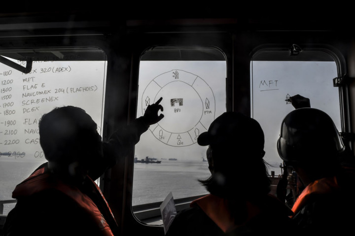 Dalam senyap malam, infiltrasi pasukan khusus melalui udara dan bawah air dilaksanakan Batalyon Intai Amfibi (Taifib) dan satuan Komando Pasukan Katak (Kopaska) bergerak, menuju bibir pantai untuk menguasai situasi sebelum didaratkannya pasukan di pantai tersebut.