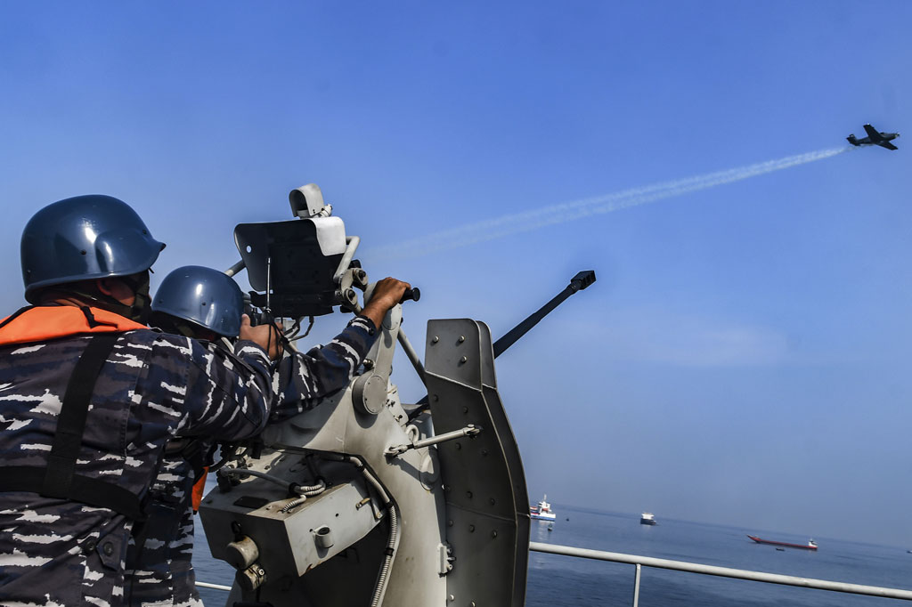 Setelah itu puluhan kendaraan amfibi tank BT-3F dan LVT7 berisi prajurit pendarat keluar dari lambung KRI, menderu dengan asap putihnya menuju pantai.