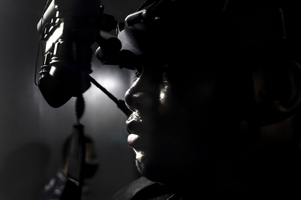 Setelah itu puluhan kendaraan amfibi tank BT-3F dan LVT7 berisi prajurit pendarat keluar dari lambung KRI, menderu dengan asap putihnya menuju pantai.